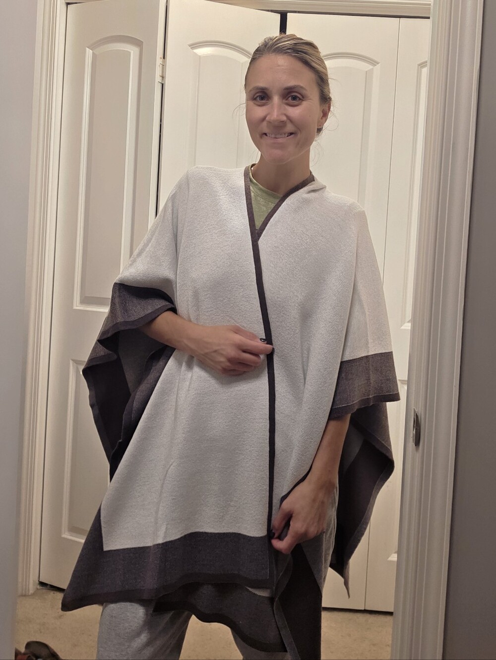 New Boutique Color Block Poncho Ruana Ivory Taupe One Size